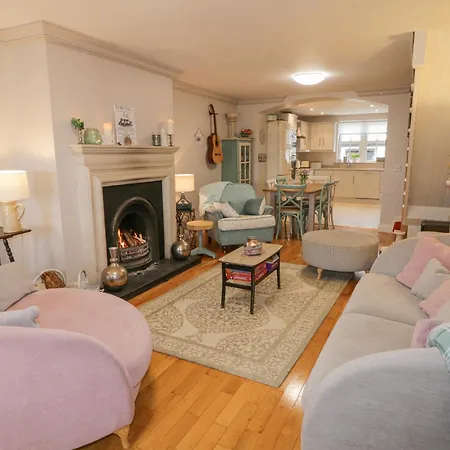 3 Coastguard Station بيت للعطل *